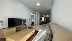 Televízia a/alebo spoločenská miestnosť v ubytovaní Apartamento MMG