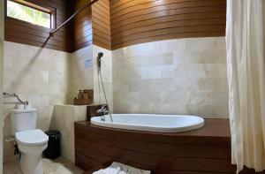 Koupelna v ubytování Saren Indah Hotel