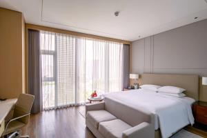Postel nebo postele na pokoji v ubytování Courtyard By Marriott Xi'an North