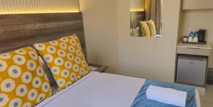 Postel nebo postele na pokoji v ubytování Albany Hotel