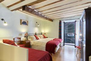 a bedroom with two beds and a window at La Casa De La Abuela Clotilde in Hornos