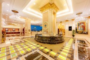 TV a/nebo společenská místnost v ubytování Grand Emperor Hotel