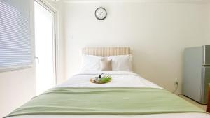 Gallery image of Studio Green Pramuka City Apartment with Mall Access By Travelio in Jakarta +9 photos