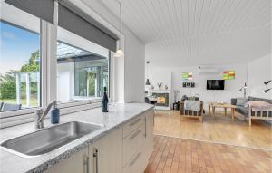 Kuchyň nebo kuchyňský kout v ubytování Awesome Home In Rødby With Wifi + 10 fotografií