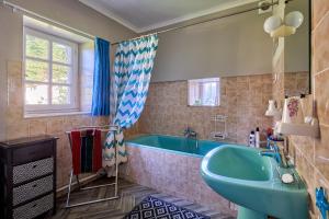 un bagno con vasca e lavandino di La Ferme de la Chapelle Saint-Roch - Maison de 190 m2 a Isigny-sur-Mer Altre 13 foto