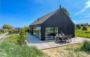 Casa negra con puertas de cristal y terraza en Beautiful Home In Allinge With Kitchen, en Allinge