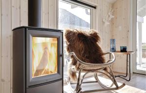 un cane seduto su una sedia accanto a una TV di 5 Bedroom Awesome Home In Bogense a Skåstrup