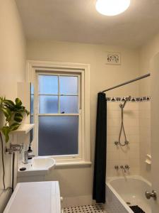 Ένα μπάνιο στο Golden Dream