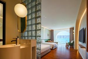 Postel nebo postele na pokoji v ubytování 汕头妈屿蓝MASULAND Sea View Hotel