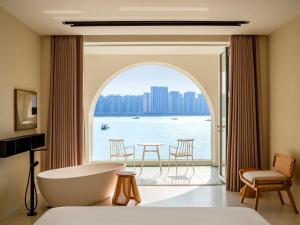 Postel nebo postele na pokoji v ubytování 汕头妈屿蓝MASULAND Sea View Hotel