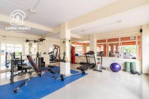 Captivating Tree and Garden Views One Bedroom Apartment with AC,wifi, Gym and 5min walk to beach的健身中心和/或健身设施