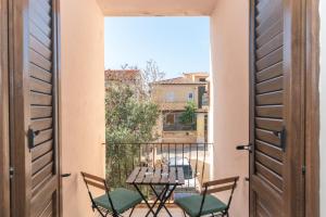 a balcony with a table and chairs and a view at Le Giare in La Maddalena