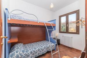 a room with two bunk beds and a window at Le Giare in La Maddalena