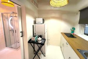 a kitchen with a refrigerator and a table with a microwave at Estudio Cactus in Tías