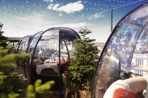 een glazen huis met planten erin op een balkon bij BLESS Hotel Madrid - The Leading Hotels of the World in Madrid