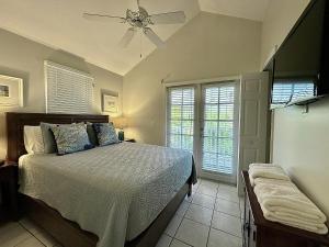 Letto o letti in una camera di Seas the Keys Getaway