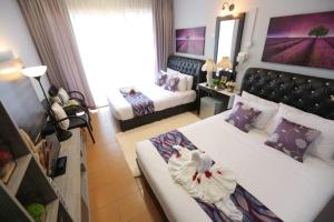 Postel nebo postele na pokoji v ubytování Ghazrin's Garuda Hotel + 35 fotografií