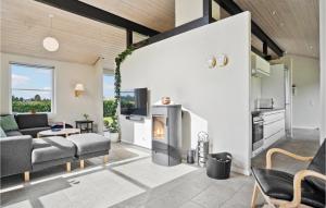 Χώρος καθιστικού στο 4 Bedroom Stunning Home In Knebel
