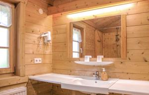un baño con lavabo y espejo en Ferienhaus Donau 18, en Hayingen 9 fotos más