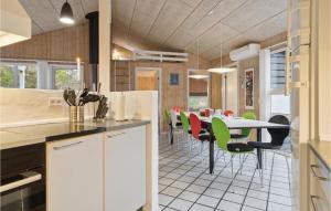 Η κουζίνα ή μικρή κουζίνα στο Beautiful Home In Glesborg With Wifi