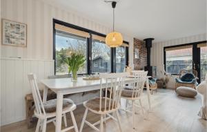 Χώρος καθιστικού στο 3 Bedroom Beautiful Home In Sydals
