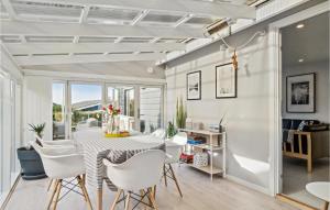 Un comedor con una mesa y sillas blancas. en Nice Home In Kerteminde With Wifi, en Kerteminde