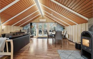 Ruang duduk di Lovely Home In Aakirkeby With Kitchen