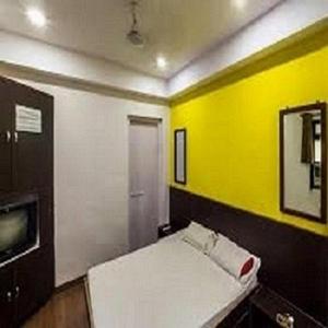 Hotel Geetanjali St Bus Stand Panvel客房内的一张或多张床位