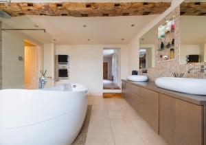ShenstoneにあるBank Farm House - Stunning House & Gardensの広いバスルーム(シンク2台、バスタブ付) +49枚の写真