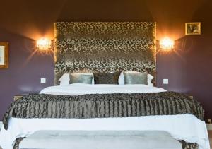 ShenstoneにあるBank Farm House - Stunning House & Gardensの大きなヘッドボード付きの大きなベッドのある寝室