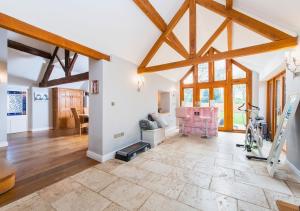 ShenstoneにあるBank Farm House - Stunning House & Gardensの木製の天井と梁出し天井の広いリビングルーム