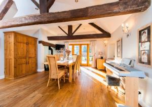 ShenstoneにあるBank Farm House - Stunning House & Gardensの木製のテーブルと椅子のあるダイニングルーム