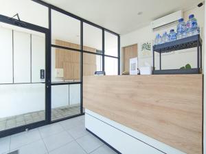 PareにあるOFO Kost Premium Kampung Inggris Pare Syariah Mitra RedDoorzの窓の店内カウンター