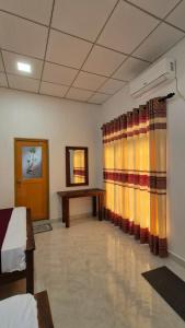 Televisyen dan/atau pusat hiburan di Elegant Escape Holiday Rooms