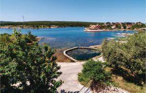 widok na rzekę z łodzią w wodzie w obiekcie Apartment Ribnica-Krusevo With Sea View Xi w mieście Anić +19 zdjęć