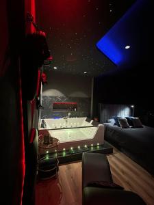 Zimmer mit Badewanne und Bett in der Unterkunft Love Room avec spa in Bourg-Saint-Christophe
