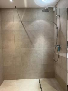 O baie la Bright Apartment With Sea View +30 fotografii