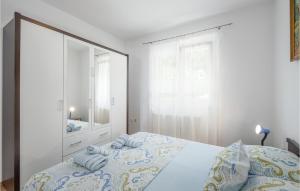 Posteľ alebo postele v izbe v ubytovaní 5 Bedroom Stunning Home In Crikvenica