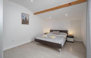 Posteľ alebo postele v izbe v ubytovaní 5 Bedroom Stunning Home In Crikvenica