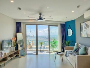 TV a/nebo společenská místnost v ubytování The Song - Căn Hộ Biển - BeanHouse