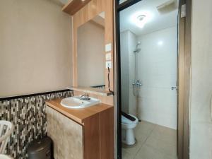 Ένα μπάνιο στο Cozy 2BR Apartment at Gateway Pasteur By Travelio +11 φωτογραφίες