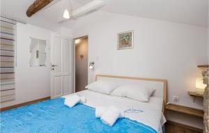Łóżko lub łóżka w pokoju w obiekcie Pet Friendly Home In Brzac With Wifi