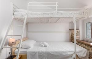 Łóżko lub łóżka w pokoju w obiekcie Pet Friendly Home In Brzac With Wifi
