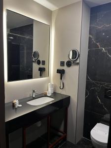 Kamar mandi di Nobel Design Hotel