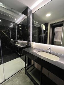 Kamar mandi di Nobel Design Hotel