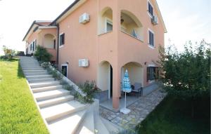 Budova, kde se apartmán nachází + 17 fotografií