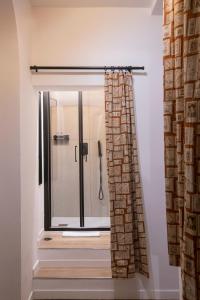 una doccia con una porta in vetro in un bagno di La casa di Nelly Boutique Apartment Napoli a Napoli Altre 71 foto