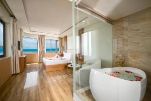 Postel nebo postele na pokoji v ubytování 7 Seven Sea Hotel + 37 fotografií