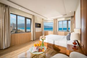 Una habitación de hotel con una cama con vista al océano. en 7 Seven Sea Hotel, en Da Nang