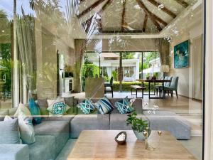 Posezení v ubytování Trichada Villas by RESAVA